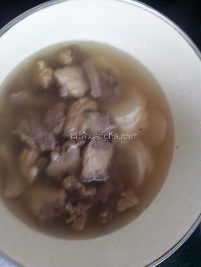将牛肉和芋头放盆里，将锅里煮过牛肉的汁过滤一下倒入牛肉盆中