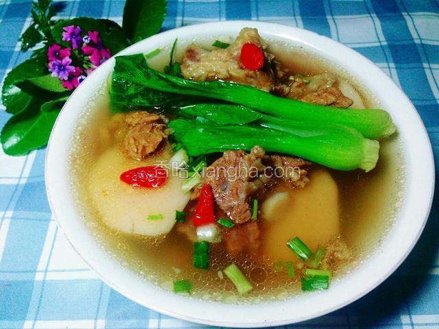 然后撒葱花，端出来。