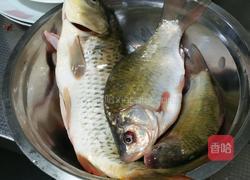 铁锅酱炖鱼的做法图解1