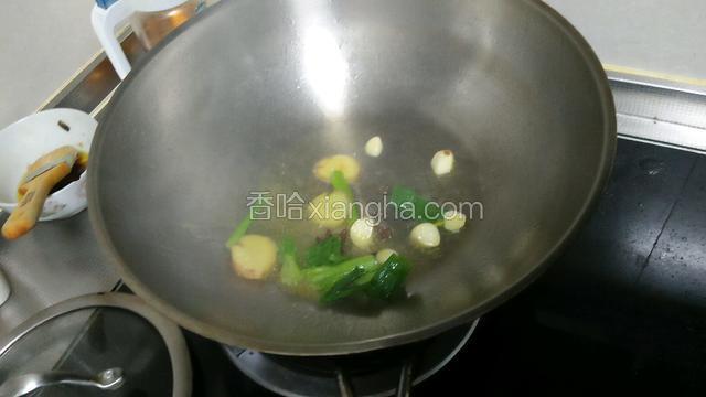 热锅下油，油热葱姜蒜爆香