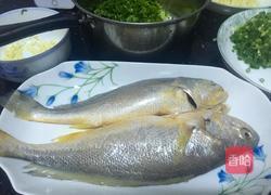 酸菜蒸黄鱼的做法图解1