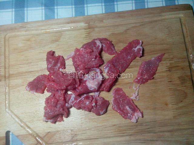 牛肉切薄片。