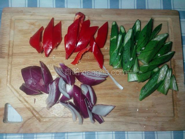 洋葱、彩椒切菱形块，秋葵切斜片。