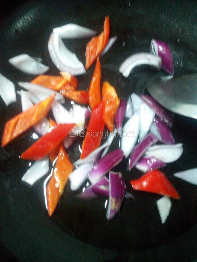 加入洋葱和彩椒片炒十秒。