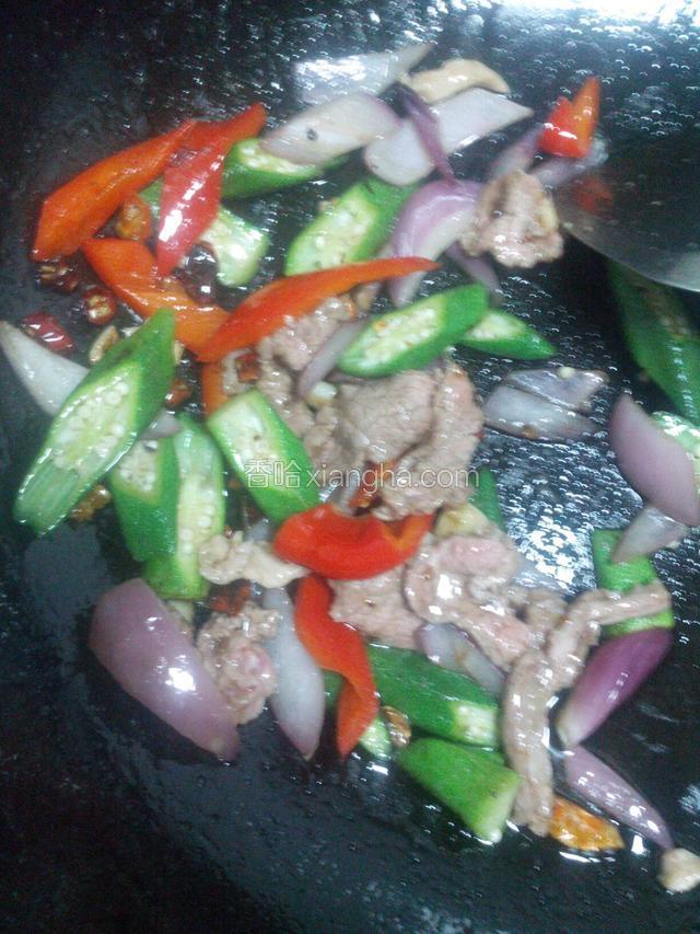 倒入刚刚炒过的牛肉翻炒，撒盐，味精，淋一点生抽，炒匀出锅。