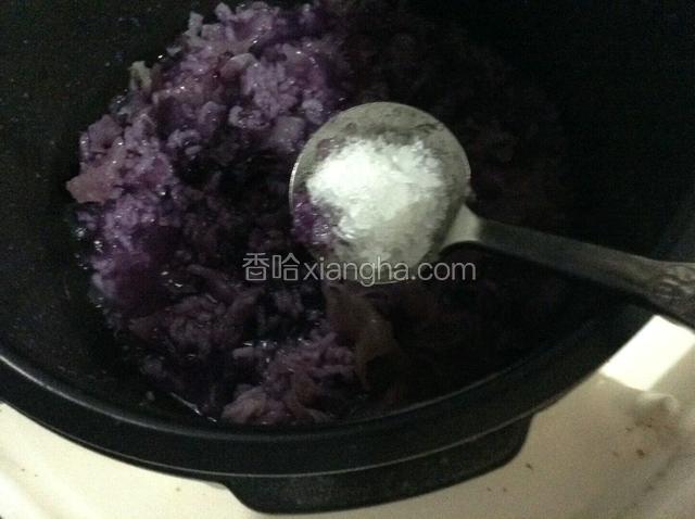 煮熟后加冰糖碎搅拌至融化。