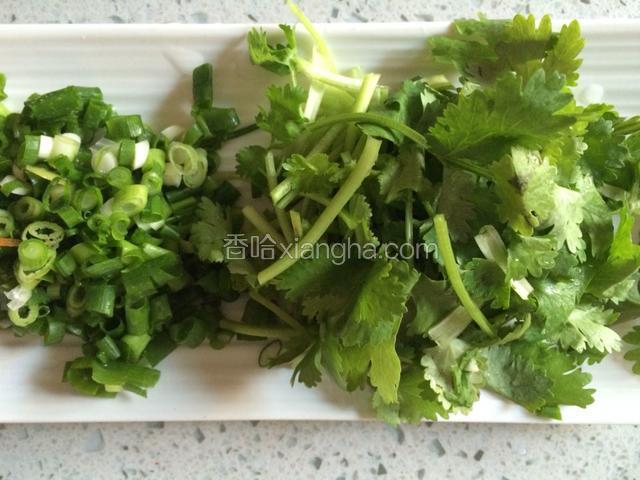 葱切末，香菜切段