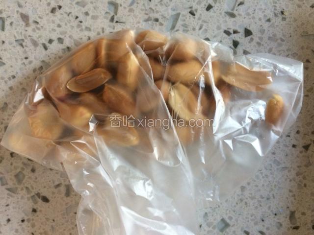 花生炒熟去皮，装进塑料袋压碎