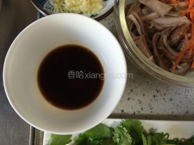 所有调料放入小碗混合均匀使糖融化