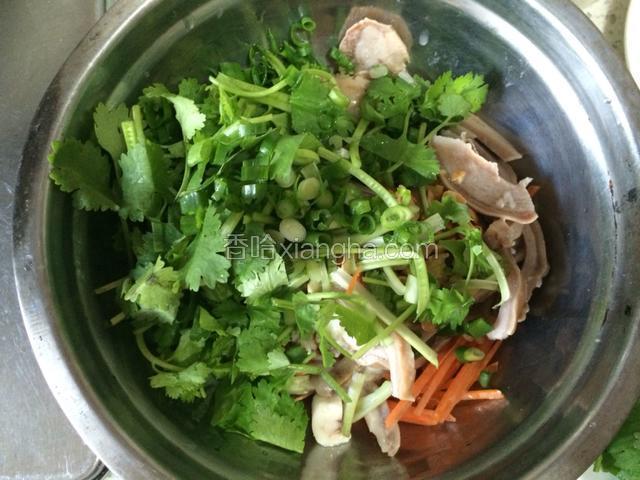 加入葱，香菜，蒜末