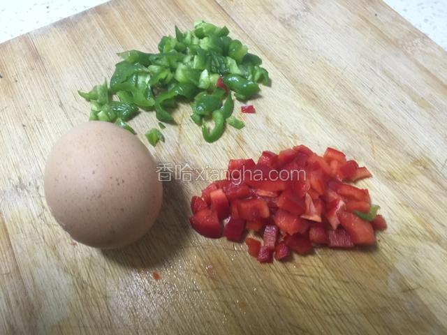鸡蛋准备.辣椒切丁