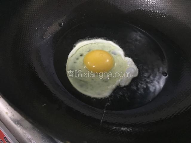 油热锅加鸡蛋.炒到半熟