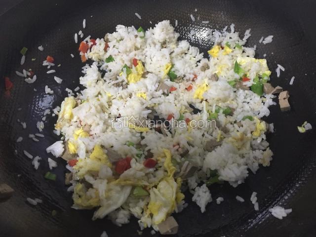 加入米饭蛋炒均匀小火翻炒