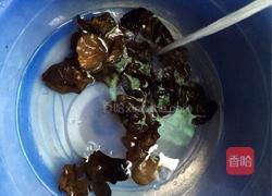 剁辣椒木耳炒鸡蛋的做法图解1