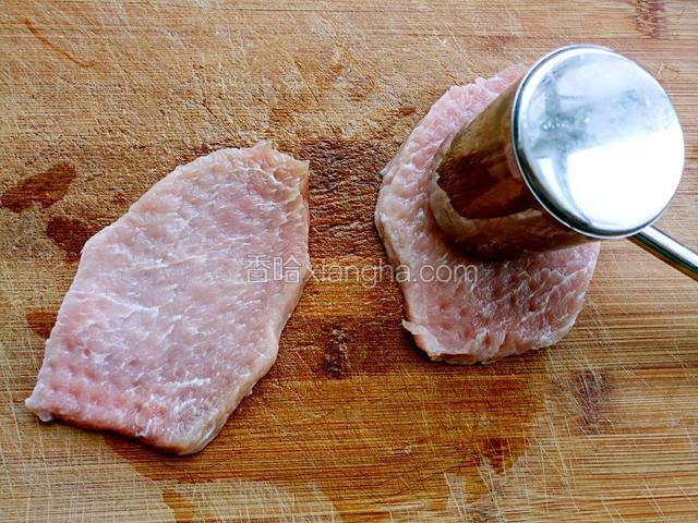 用锤把肉敲松