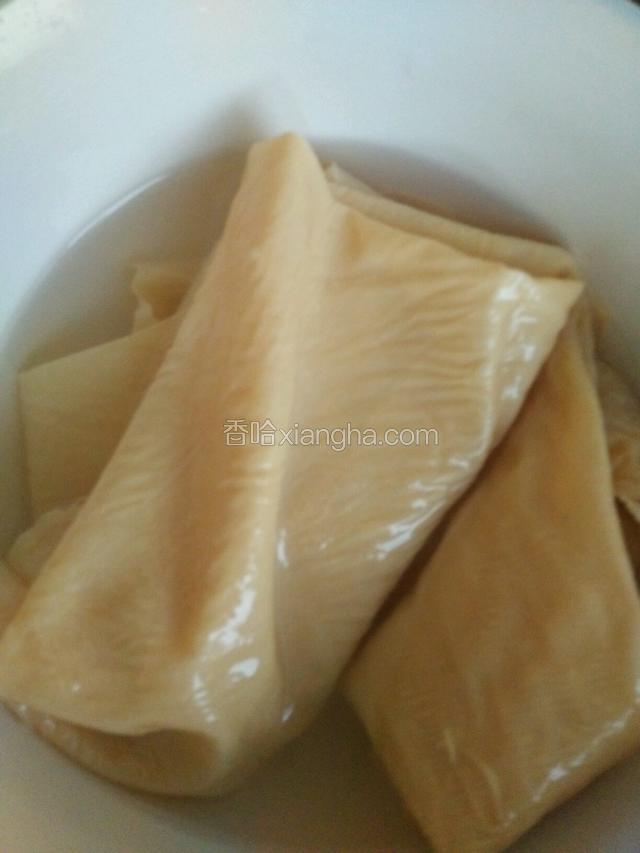 油皮用水浸泡一会儿洗净