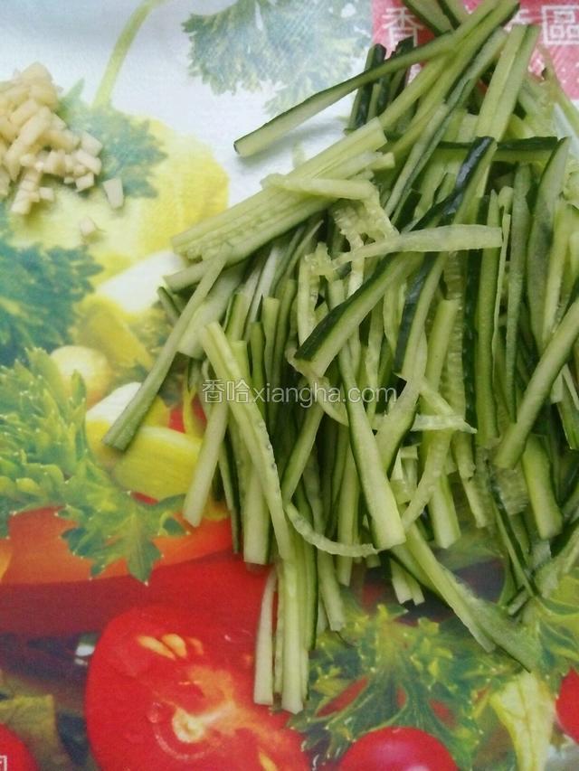 黄瓜切丝，蒜切沫