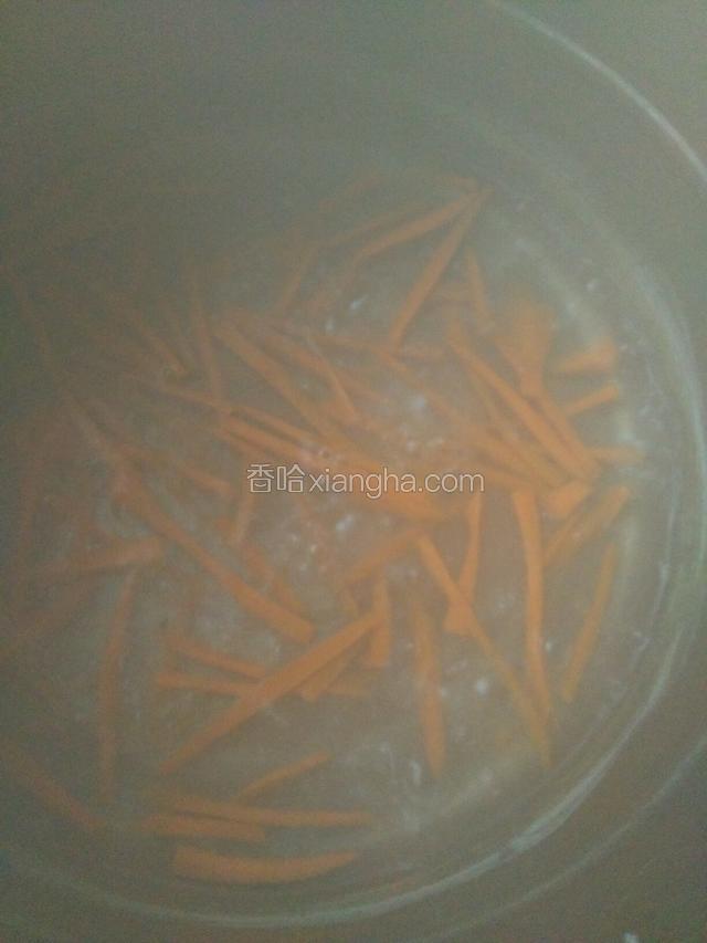 胡萝卜切丝开水里焯熟