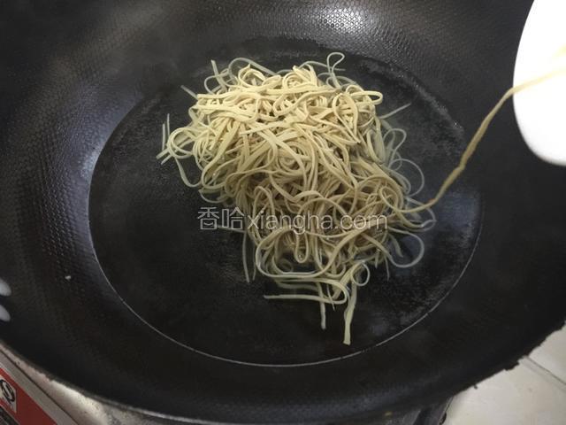 水烧开.烫煮一分钟.出锅