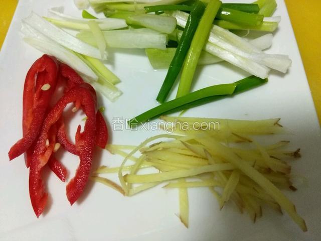 葱段，姜丝，辣椒备料