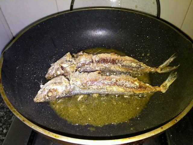 热油锅下鲅鱼入锅煎，一面金黄翻另一面
