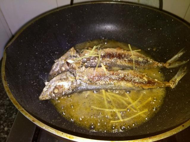 给料酒，盐，姜丝，水，焖一下