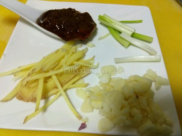 豆瓣酱，葱段，蒜蓉，姜丝备料