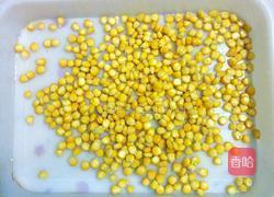 拔丝红糖玉米粒的做法图解2