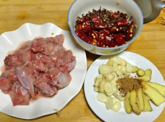 准备好食材、兔子洗干净，放入葱段，料酒腌制20分钟以上，姜蒜切片，辣椒洗干净，剪成小段