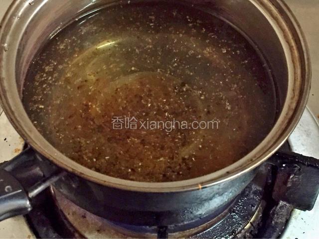 锅里烧水，放入卤料，煮开熬5分钟（卤粉比例说明上有）
