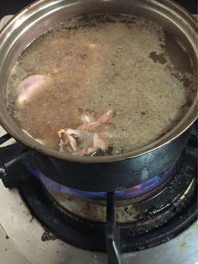 倒入兔子肉，煮到没有血水，把兔子肉再浸泡在卤水中。