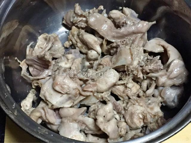 要炒兔子的时候。洗干净兔子肉的浮沫。沥干水备用