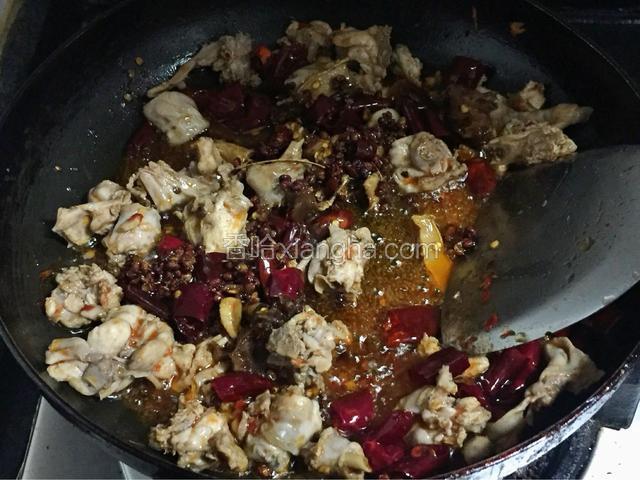 倒入少许豆瓣酱 ，少许香辣酱，倒入干辣椒干花椒，姜蒜翻炒