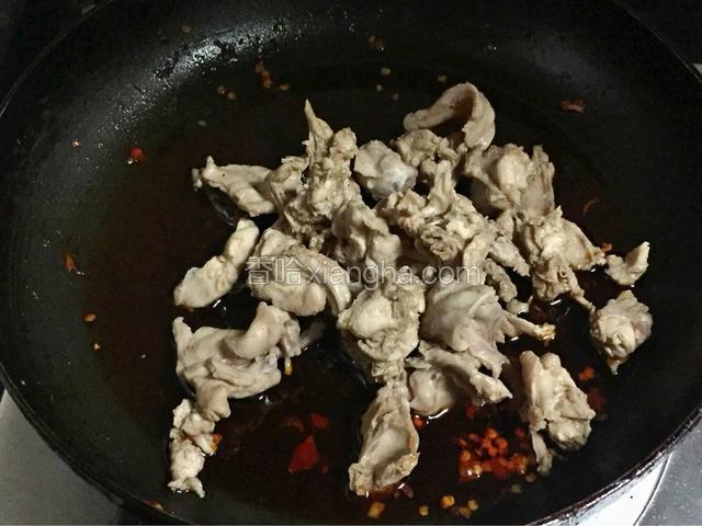 锅里烧油，放入兔子炸一下水分，炸到金黄