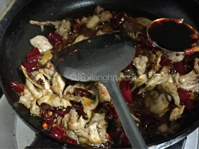 加入1小勺老抽酱油
