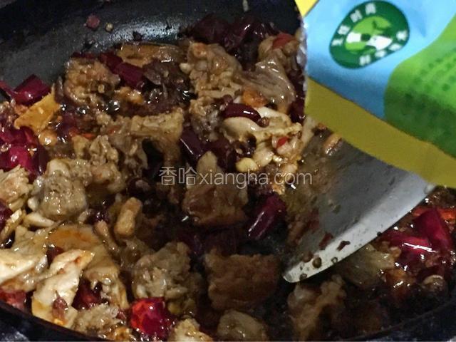 加入味精，鸡精（试下盐味，因为卤汁有味道，放少许盐即可）