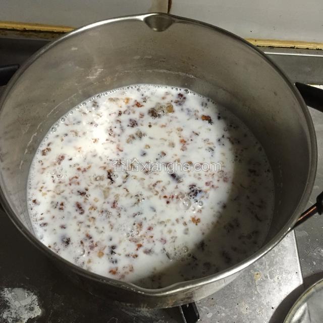 把牛奶倒进去后，煮2、3分钟即可