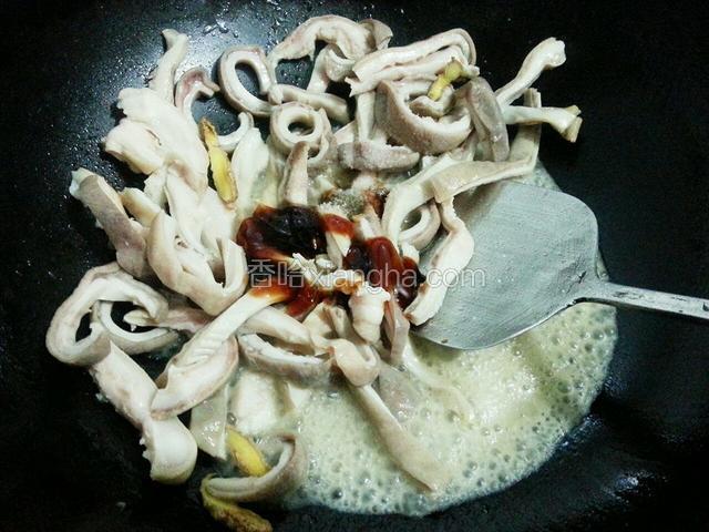 然后加入盐，料酒和耗油开始翻炒