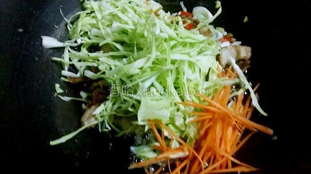 放入包菜与胡萝卜翻炒均匀