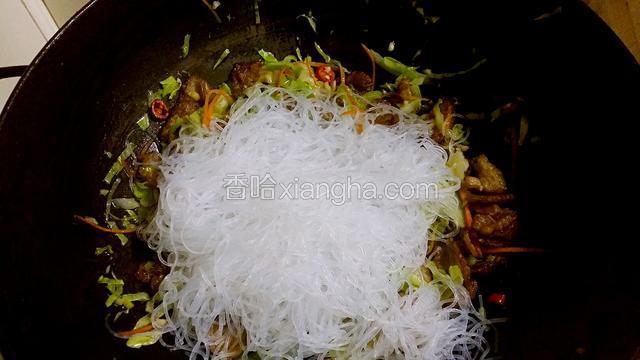再加入粉丝继续翻炒