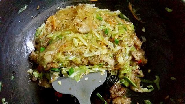 至粉丝有些粘锅的状态，撒入葱花就可以出锅了