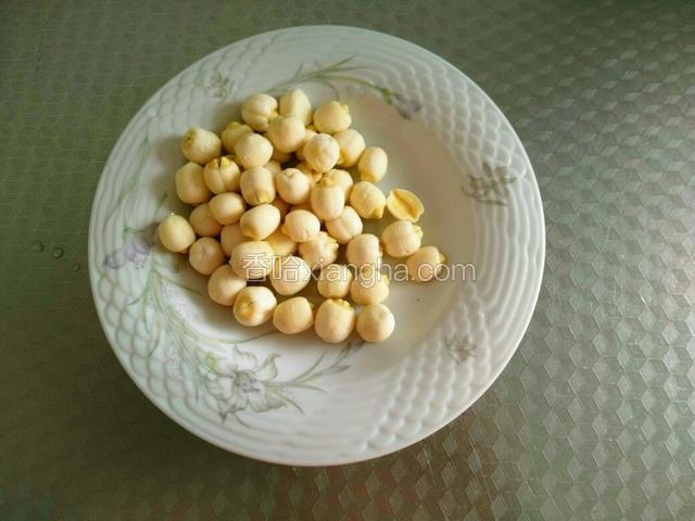 莲子用开水泡发，去掉莲心。