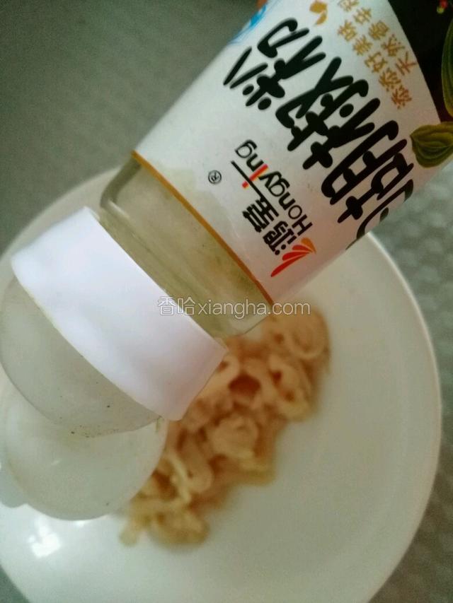 放适量的胡椒粉。