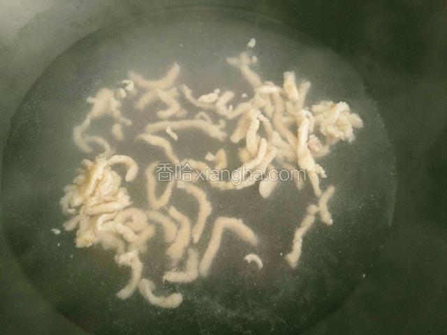 烧开水把肉丝放锅里打水焯。