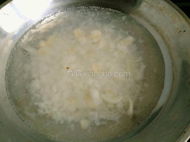 然后煮锅一起都放进去，大米，莲子，百合，肉丝开煮！