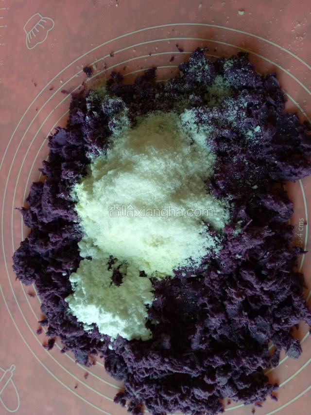 捣成紫薯泥，加入糖粉与奶粉搅拌匀。