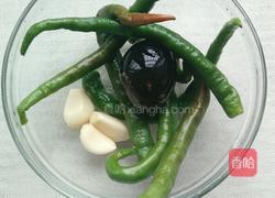 青椒擂皮蛋的做法图解1