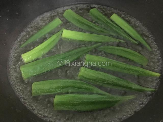 再放入烫3分钟左右即可，时间久了口感不好不脆。