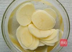 微波炉烤薯片的做法图解1
