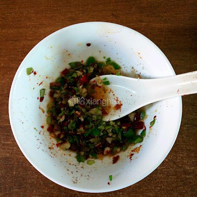 茄子蒸好了！烧热油，碗里撒红辣椒面，花椒粒放最上面，七成热淋油，搅拌，调入味精，盐，酱油，醋，水，和匀！